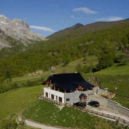 Alpin Zeneli Chalet *